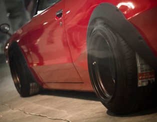 Nissan Skyline - Red Cardinal